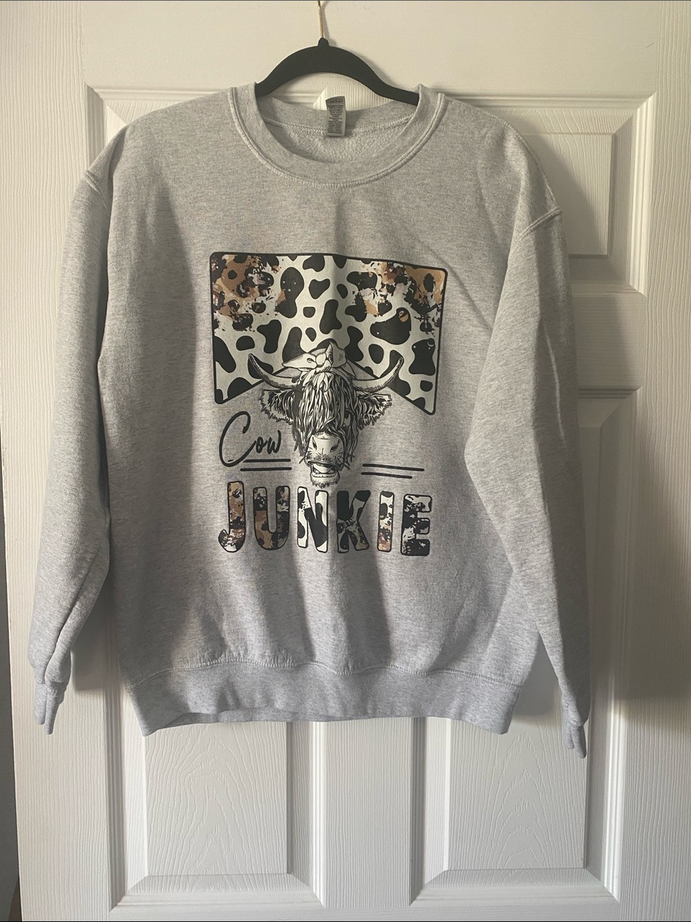 Gildan Gray 'Cow Junkie' Graphic Crewneck Sweatshirt